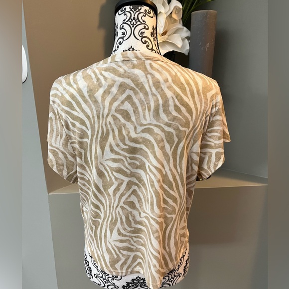 Animal print short sleeve top in size XL - Picture 5 of 7